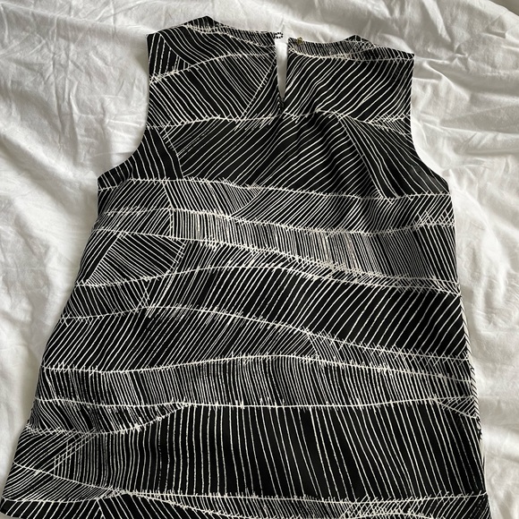 EUC Women’s DKNY printed blouse - Sz M - Picture 4 of 4